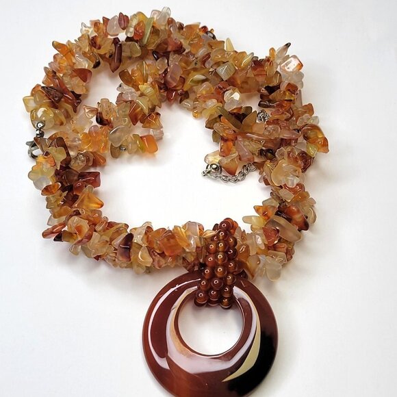 Carnelian Fashion Chips Necklace with Round Pendant - Picture 2 of 14